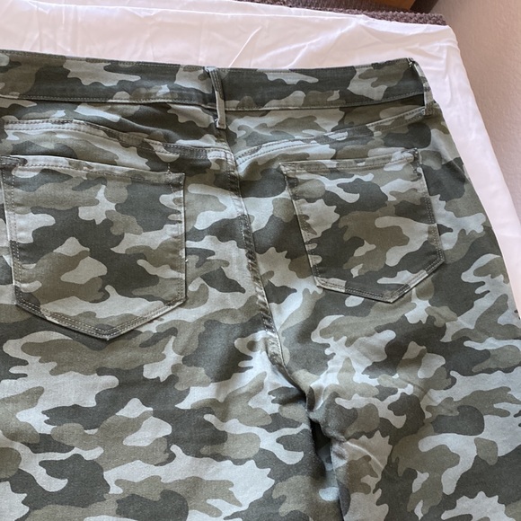 NWOT Old Navy, rockstar, green camouflage jean. Mid rise. Size 16. - Picture 9 of 9